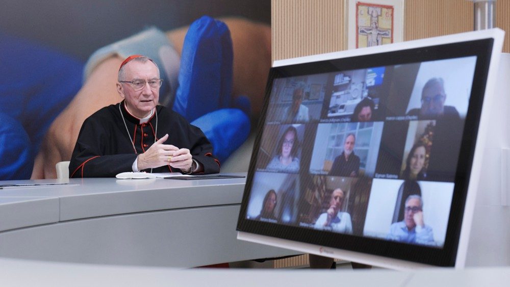 Le cardinal Parolin en discussion avec le personnel du Bambino Gesù, le 22 décembre 2020.