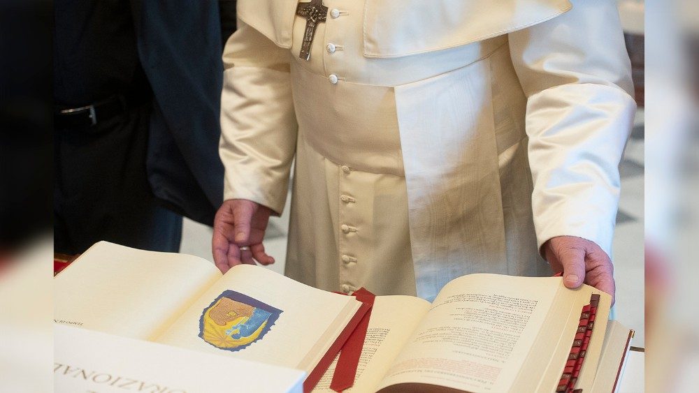 El nuevo Misal presentado por el Papa a la Conferencia episcopal italiana.