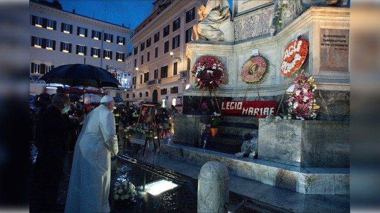 12月：教宗在罗马市中心的西班牙广场敬礼圣母