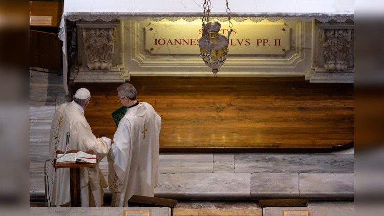 Mayo: Francisco celebra la misa en la tumba de San Juan Pablo II, cien años después de su nacimiento.