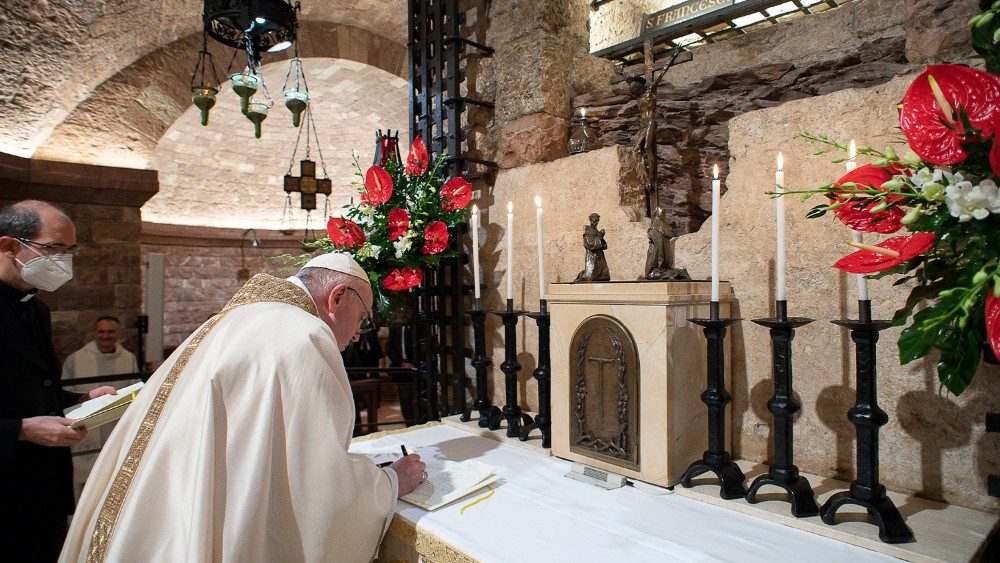 Pápež podpisuje encykliku Fratelli tutti pri hrobe sv. Františka v Assisi v roku 2020
