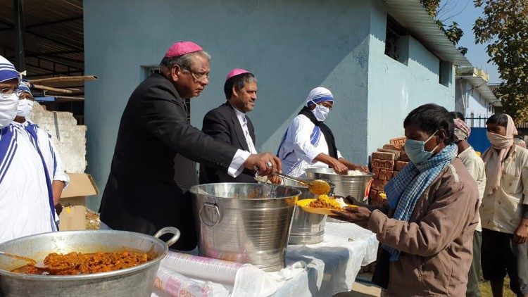 क्रिसमस के दिन गरीबों को भोजन परोसते राँची के धर्माध्यक्ष