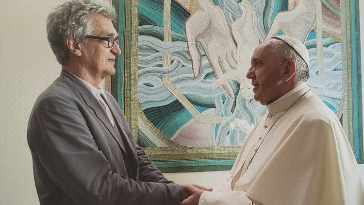 El Papa con el director de cine Wim Wenders.