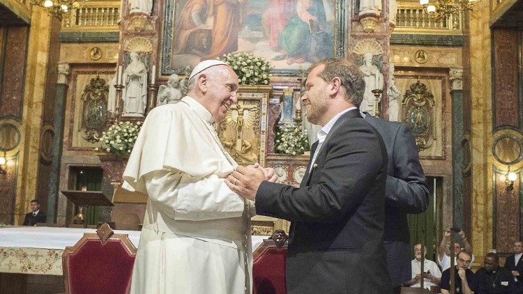 Marco s papežem Frančiškom tik po rojstvu sina