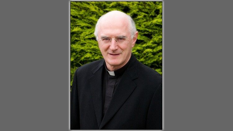 Dermot Pius Farrell dublini püspök palliumot kapott a pápától 