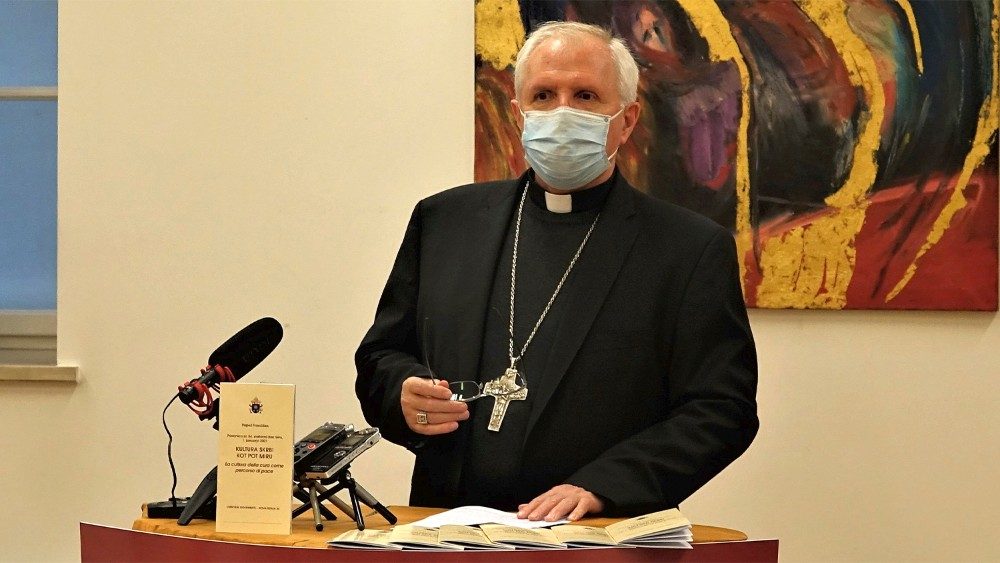 Predstavitev prevoda papeževe poslanice za 54. svetovni dan miru. Nadškof Stanislav Zore.