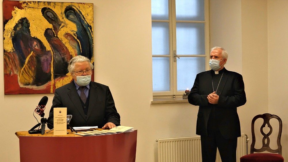 Predstavitev prevoda papeževe poslanice za 54. svetovni dan miru. Nadškof Stanislav Zore in prof. Rafko Valenčič.