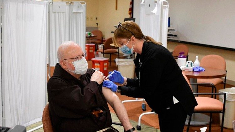 Cardeal O’Malley recebendo a vacina contra a Covid-19 