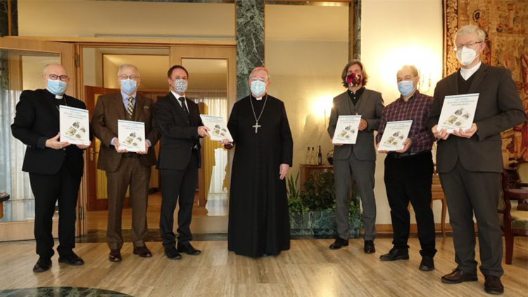 Présentation du livre en présence de l'évêque auxiliaire et du vicaire général du diocèse, ainsi que du personnel des archives, qui entourent l'archevêque de Luxembourg, le cardinal Jean-Claude Hollerich. Photo de l'archidiocèse.