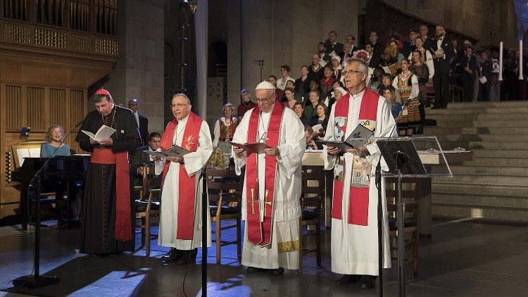 El Papa Francesco durante el Viaje Apostólico a Suiza en 2016.  Oración Ecuménica Común en la Catedral de Lund. 