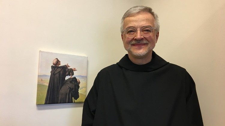 P. Augustinus Sander OSB neben einer Lutherdarstellung