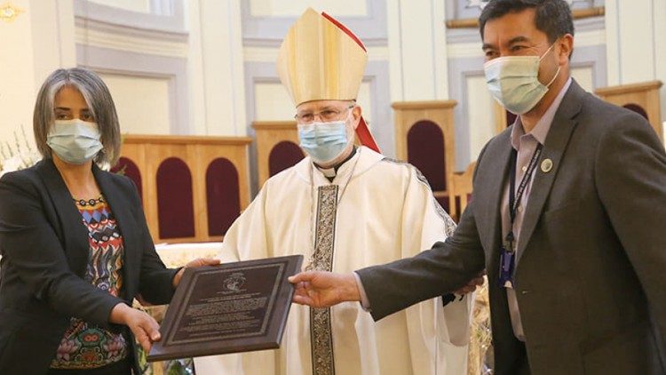 Monseñor Bernardo Bastres entrega el premio Anual por la Paz a la Unidad de Paciente Crítico del Hospital Clínico de Magallanes.