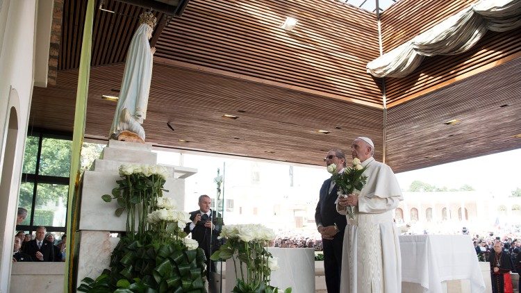 Папа и Фабрицио Соккорси в святилище Фатимской Божьей Матери