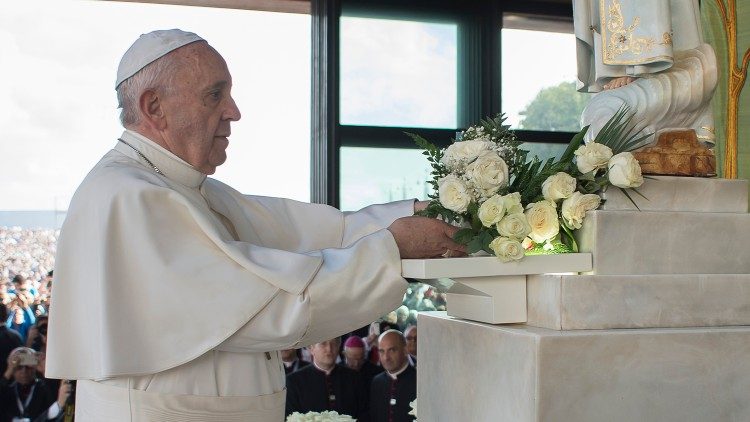 Le Pape François en visite à la chapelle des Apparitions du sanctuaire marial de Fatima, au Portugal, le 12 mai 2017. 