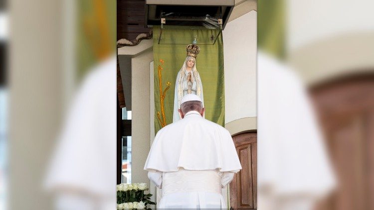 Папа Франциск у стоп Фатимской Божьей Матери