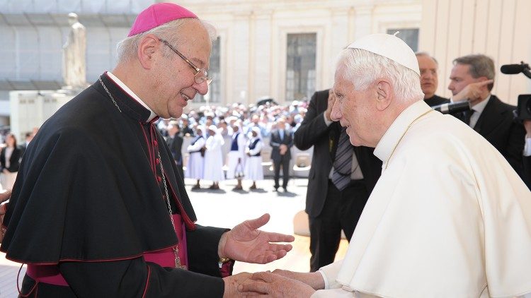XVI. Benedek pápa és Oscar Rizzato érsek az általános kihallgatáson 2012-ben