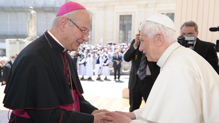 Nadškof Oscar Rizzato in papež Benedikt XVI. (9. maj 2012)