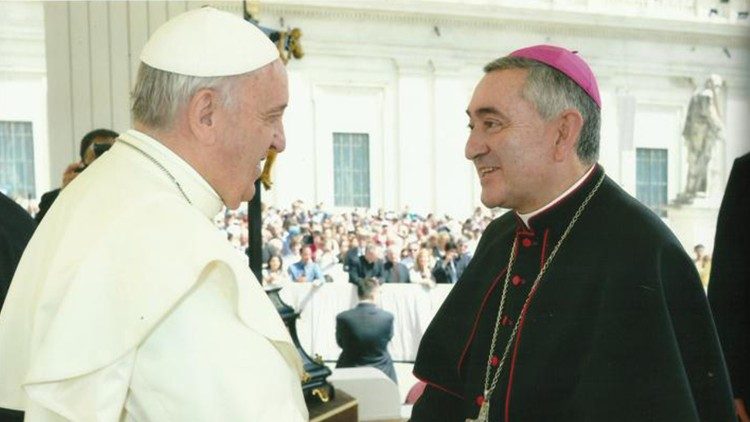 Monseñor Héctor Vargas Bastidas con el Papa Francisco (Foto de archivo)