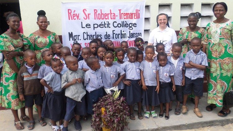 Nella Repubblica Democratica del Congo, in una scuola materna intitolata al vescovo Charles de Forbin-Janson, fondatore dell'Opera della Santa Infanzia