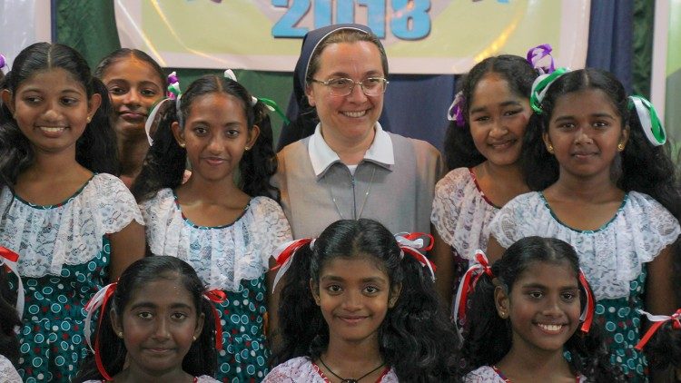 Suor Roberta Tremarelli con alcune ragazze dell'infanzia missionaria in Sri Lanka