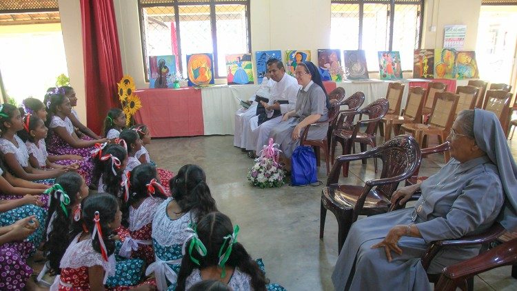 Incontro con un gruppo di ragazzine missionarie sempre in Sri Lanka