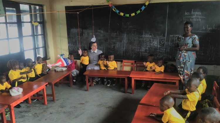 Suor Roberta Tremarelli (al centro), segretaria generale della Pontificia opera dell'infanzia missionaria, in visita in una scuola materna in Rwanda