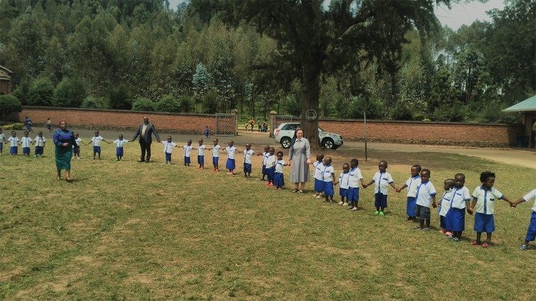 Suor Roberta Tremarelli con i piccoli allievi della scuola materna della diocesi di Nyundo, in Rwanda