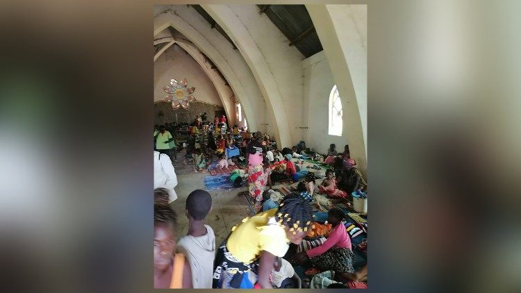 Ludzie szukają schronienia w kościołach w Bouar