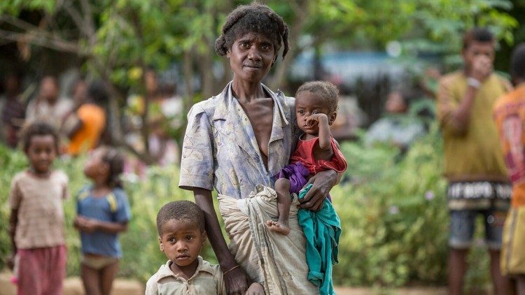 Una madre con due figli nel distretto di Amboasary, l'epicentro della crisi alimentare. Foto Wfp