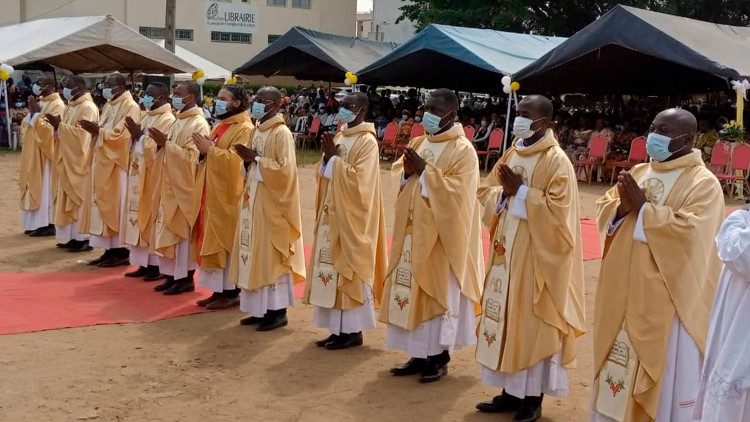 Ordenações diaconais e presbiterais em 12.01.2021 na Diocese de Yopougon, na Costa do Marfim