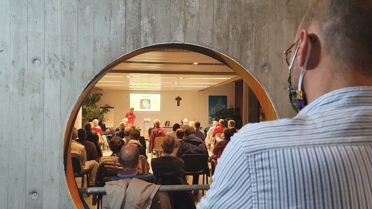 Um encontro da Laudato si' moderado por Joaquim Lesne na diocese de Liège