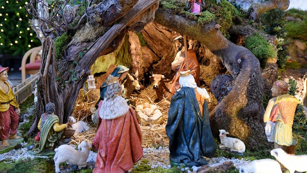 V središču vsakih slovenskih jaslic in tudi teh v Tomišlju je štalca z Jezusom v jaslih ter Jožefom in Marijo.