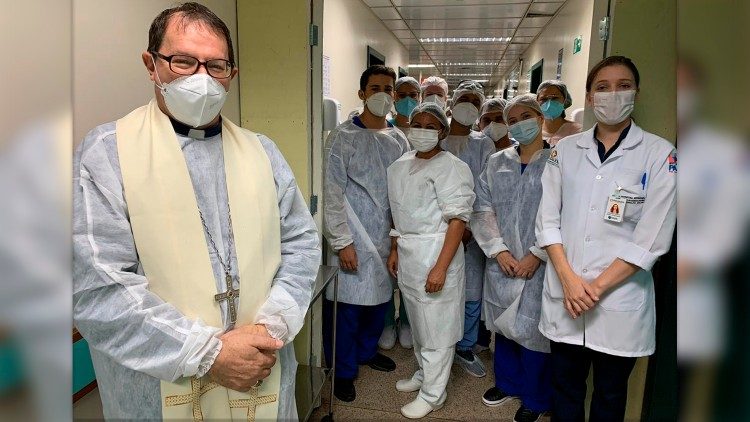 Dom Vital Corbellini, bispo da Diocese de Marabá com médicos e enfermeiros