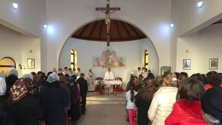 Una celebrazione nella chiesa di San Giuseppe lavoratore, con il vescovo di Lezhe, monsignor Ottavio Vitale