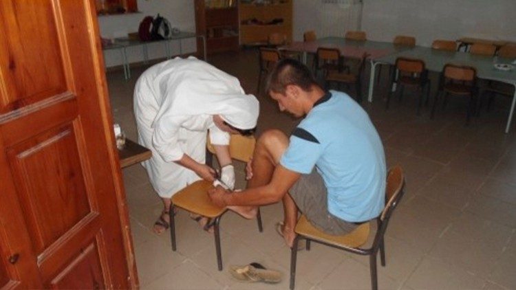 Una medicazione nella piccola infermeria del Centro missionario