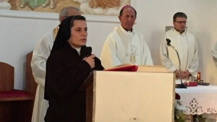 Suor Vera, consorella di suor Assunta, durante la celebrazione  presieduta dal vescovo Vitale