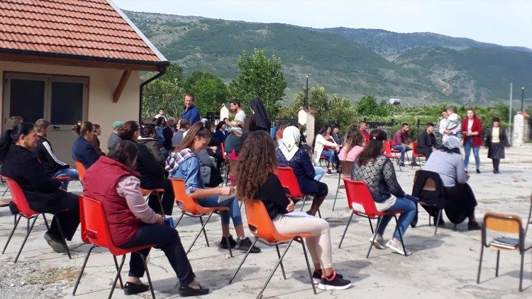 Un incontro con genitori dei bambini dell'asilo e adulti di Torovice, nell'estate 2020