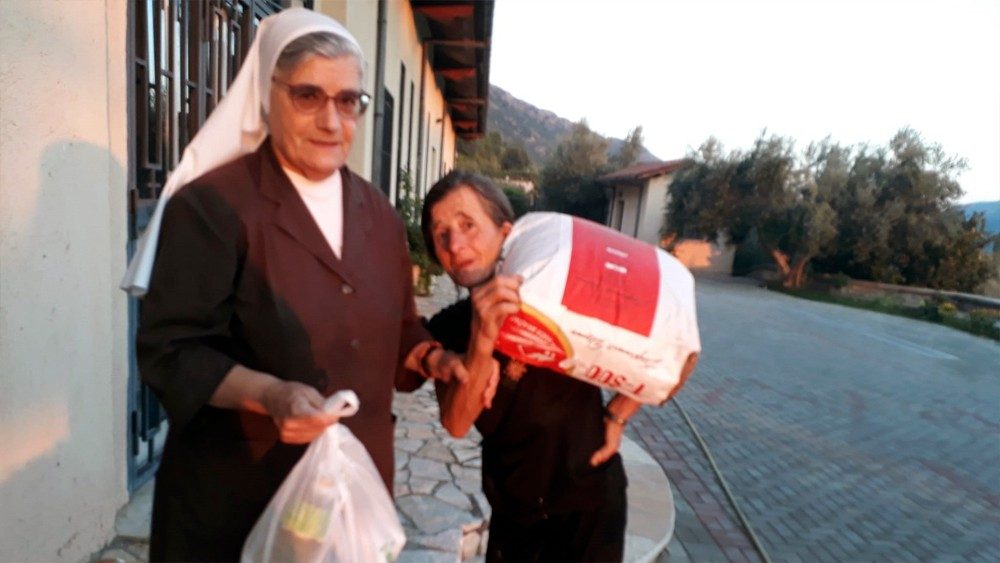 2021.01.14 Torovice-Albania-asilo-gioia-di-vivere-suore-francescane-suor-assunta-anziana-povera