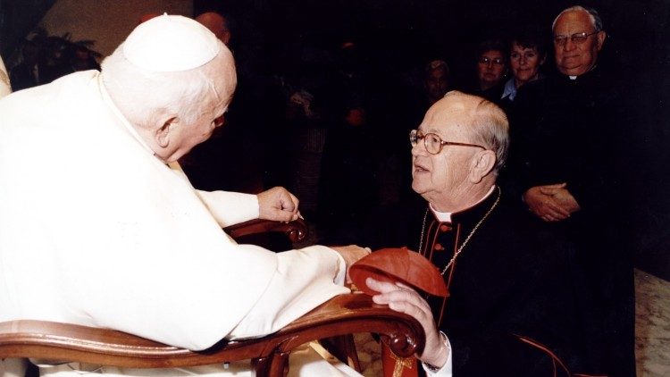 O cardeal Eusébio Oscar Scheid ao encontrar o Papa João Paulo II