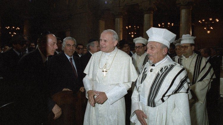 2021.01.15 Papa Giovanni Paolo II in visita alla sinagoga di Roma,  1986.04.13