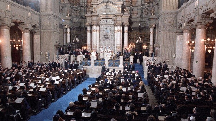 2021.01.15 Papa Giovanni Paolo II in visita alla sinagoga di Roma,  1986.04.13