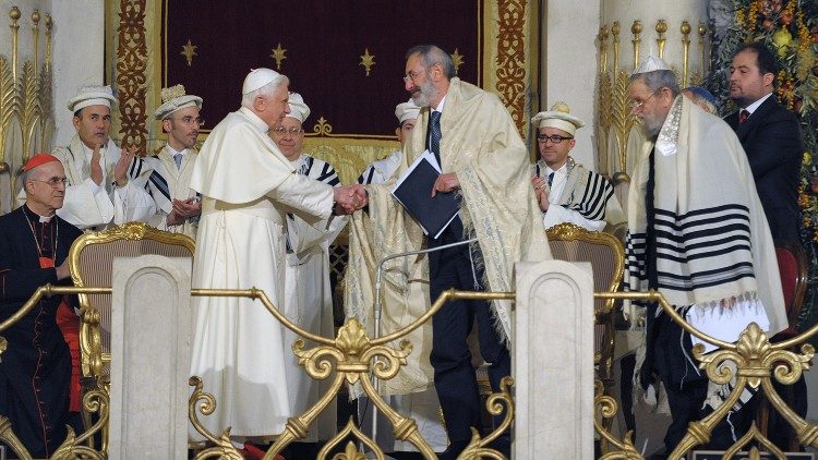 Benedetto XVI alla sinagoga di Roma nel 2010