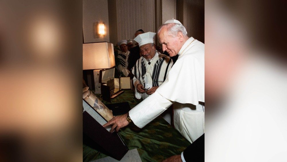 35 år sedan Johannes Paulus II besökte Roms synagoga 13 april 1986
