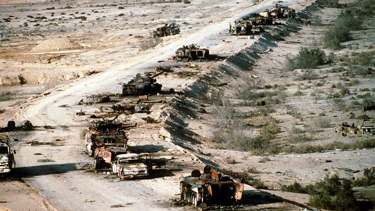 Prima guerra del Golfo: colonna di blindati abbandonati lungo la strada che collega l'Iraq con il Kuwait.