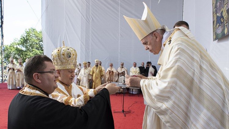 Papa Francisc și cardinalul Lucian la Sf. Liturghie de pe Câmpia Libertății de la Blaj în 2 iunie 2019 (© Vatican Media)
