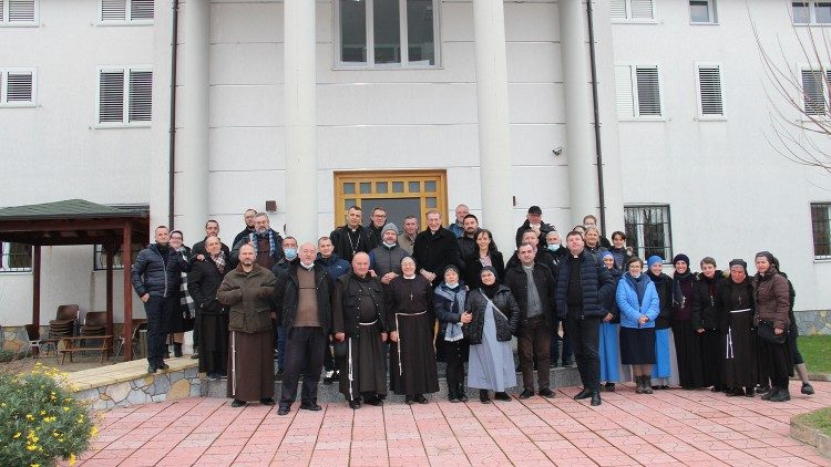 Nunci ri apostolik në Shqipëri Imzot Luigi Bonazzi vizitoi Kishёn dioqeze tё Sapës