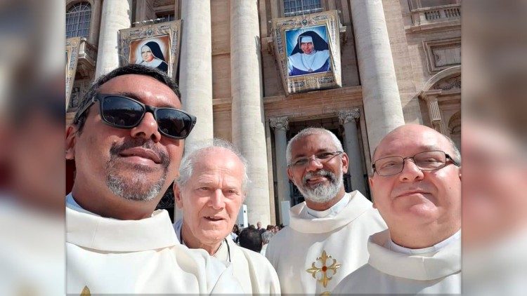 Padre Celestino participou do Sínodo para a Amazônia (segundo da esquerda para a direita)