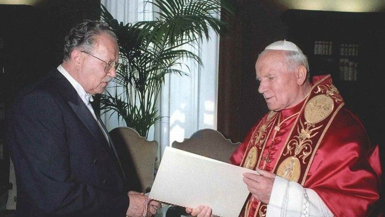 Veľvyslanec Dr. Anton Neuwirth pri odovzdávaní poverovacích listín pápežovi Jánovi Pavlovi II. (foto: Veľvyslanectvo SR pri Svätej stolici)