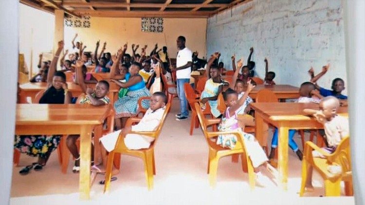 I bambini della parrocchia di N'guessanko al corso di alfabetizzazione