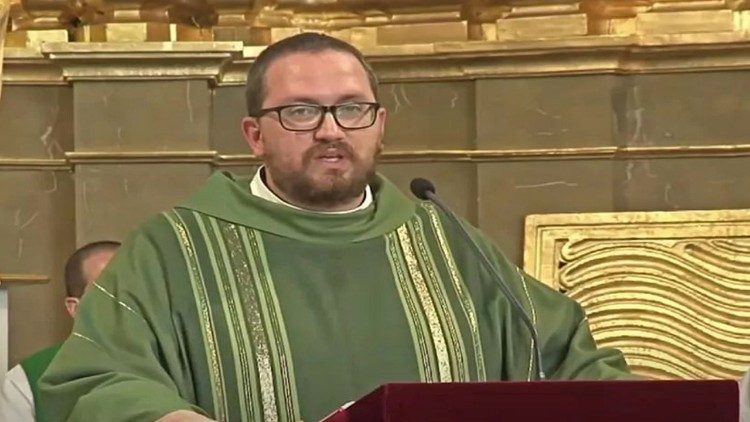 Padre Rubén Pérez Ayala: sacerdote fallecido después de la explosión del edificio.